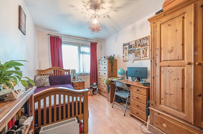 2 Bedroom Apartment For Sale In Friern Road, East Dulwich, London, SE22