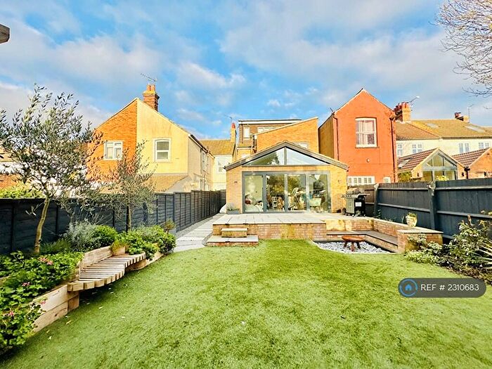 5 Bedroom Detached House To Rent In Abbotts Road, Aylesbury, HP20