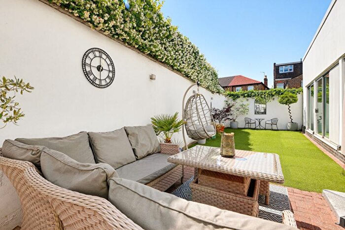 3 Bedroom Detached House For Sale In Manuka Close, Ealing, London, W7