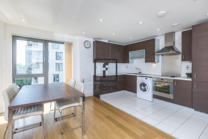 2 Bedroom Flat To Rent In Hodgeson House, Christian Street, Tower Hamlets, London, E1
