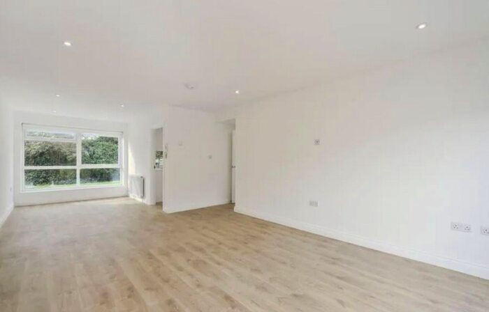 2 Bedroom Maisonette To Rent In Heath View, East Finchley, London, N2