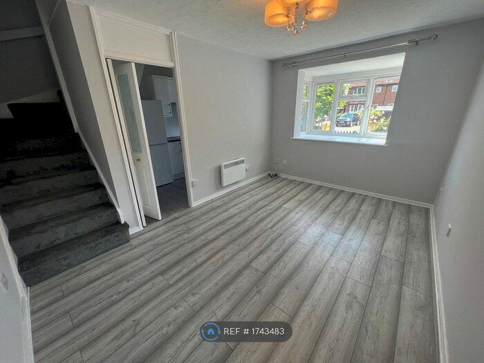 1 Bedroom Flat To Rent In Plympton Close, Belvedere, DA17