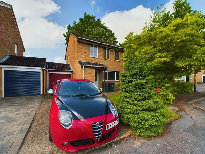 3 Bedroom Detached House To Rent In Pound Hill, RH10