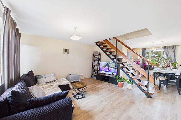 2 Bedroom Maisonette For Sale In Elms Road, Wokingham, Berkshire, RG40