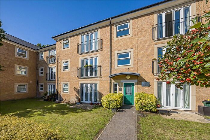 2 Bedroom Flat For Sale In White Lodge Close, Isleworth, TW7