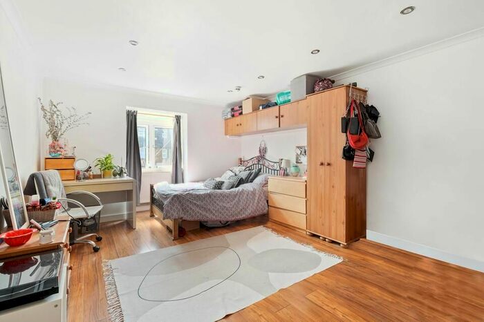 4 Bedroom Semi-Detached House To Rent In Kingswood Close, London, SW8