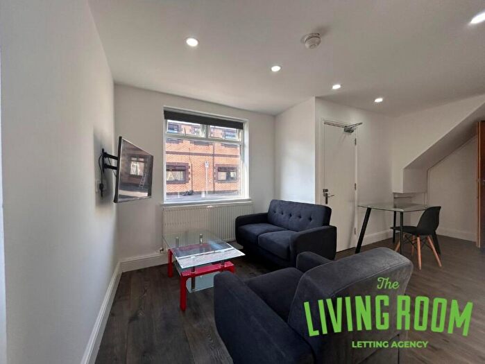 3 Bedroom Flat To Rent In Coburn Street, Cardiff, CF24