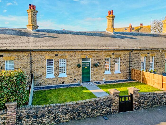 3 Bedroom Bungalow For Sale In Hospital Road, The Garrison, Southend-On-Sea, SS3