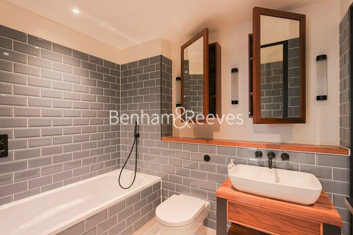 3 Bedroom Flat To Rent In Merino Gardens, London, E1W