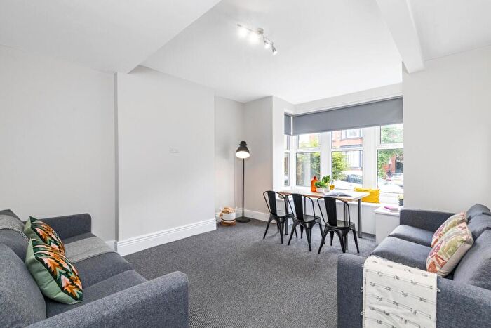 8 Bedroom House To Rent In Estcourt Avenue, Leeds, LS6