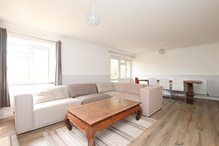 2 Bedroom Flat To Rent In Linley Close, Bath, BA2