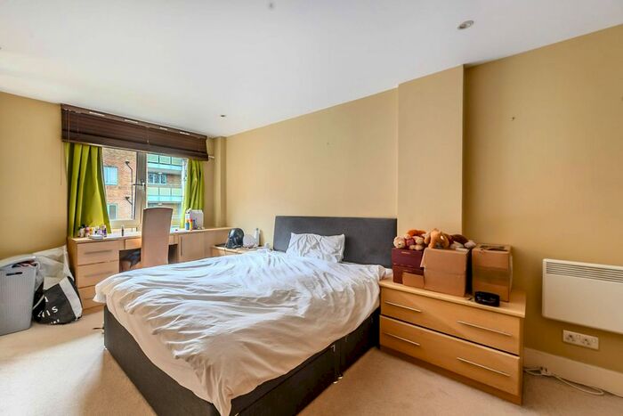 3 Bedroom Flat To Rent In Vauxhall Bridge Road, Pimlico, London, SW1V