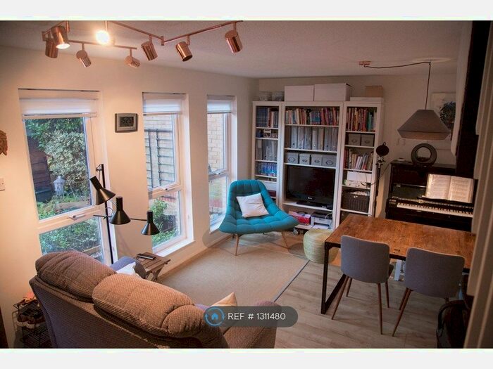 2 Bedroom Semi-Detached House To Rent In Alexander Close, Barnet EN4