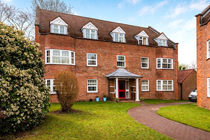 2 Bedroom Flat For Sale In York Mews, Alton, Hampshire, GU34