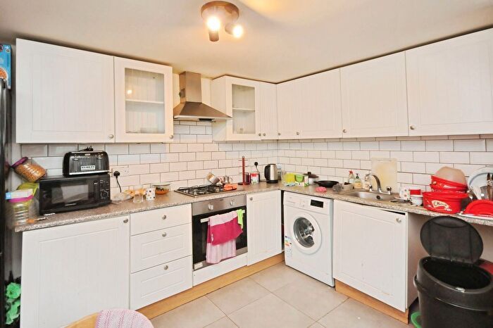 3 Bedroom Flat For Sale In Catford Hill, London, SE6