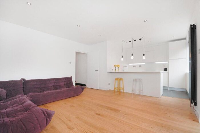 2 Bedroom Apartment To Rent In Bartholomew Square, EC1