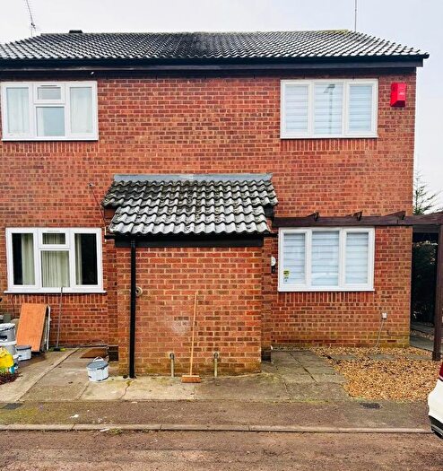 2 Bedroom Semi-Detached House To Rent In Penda Close, Luton, LU3
