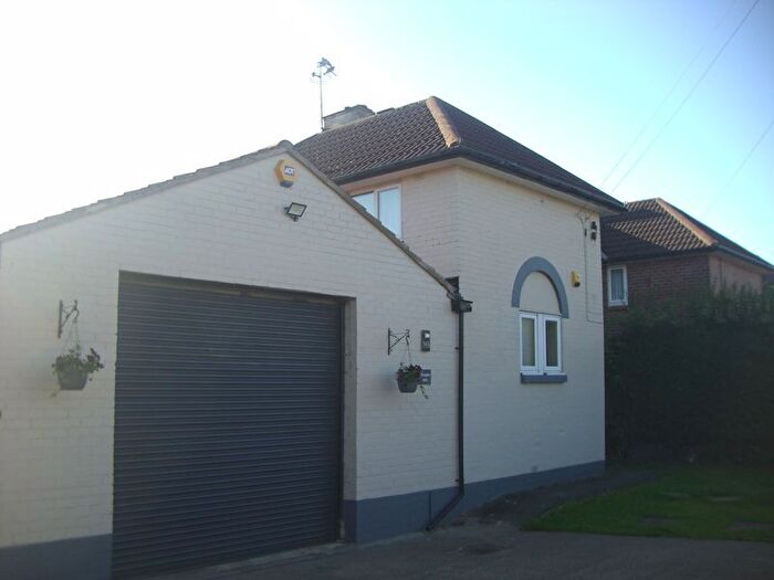 3 Bedroom Semi-detached House For Sale In Halton Moor Avenue, Leeds, LS9