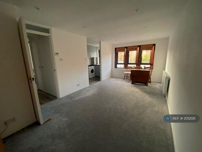 1 Bedroom Flat To Rent In Rex Court, Haslemere, GU27