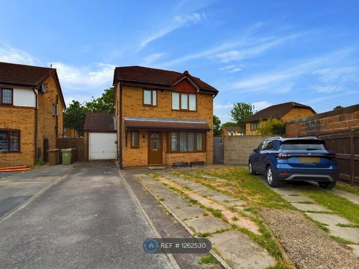 3 Bedroom Detached House To Rent In Parkinson Close, Wakefield, WF1