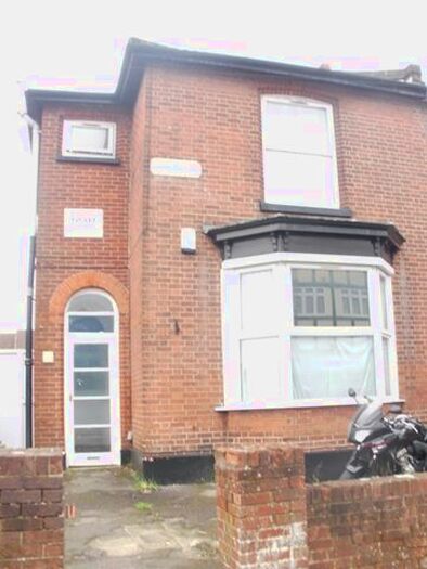 6 Bedroom Semi-Detached House To Rent In Lodge Road, Portswood, Southampton, SO14