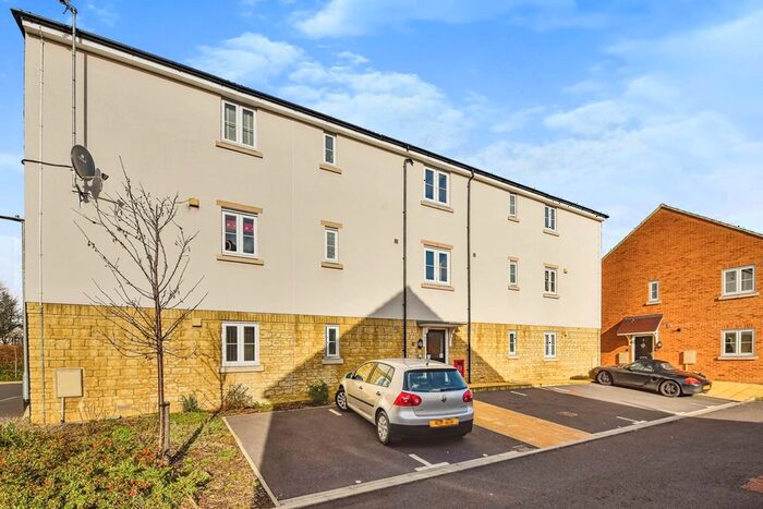 2 Bedroom Flat For Sale In Greenfields Close, Chippenham, SN14