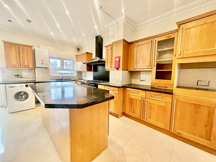 4 Bedroom House To Rent In Ambleside Gardens, Ilford, IG4