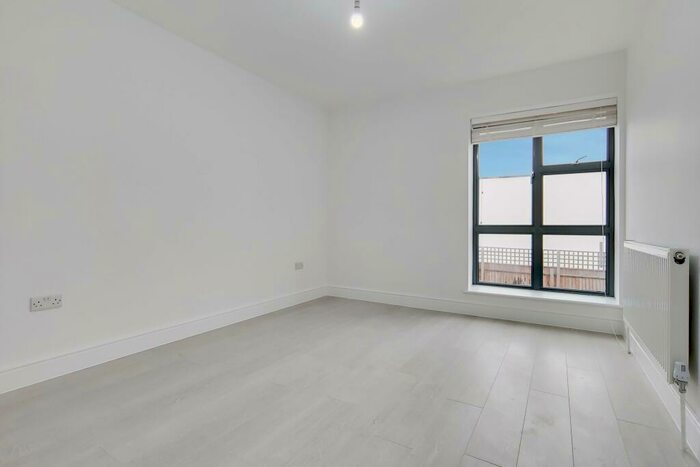 4 Bedroom House To Rent In Carefree Close, Romford, RM5
