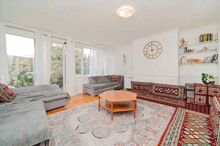 3 Bedroom Maisonette To Rent In Aintree Estate, Fulham, SW6