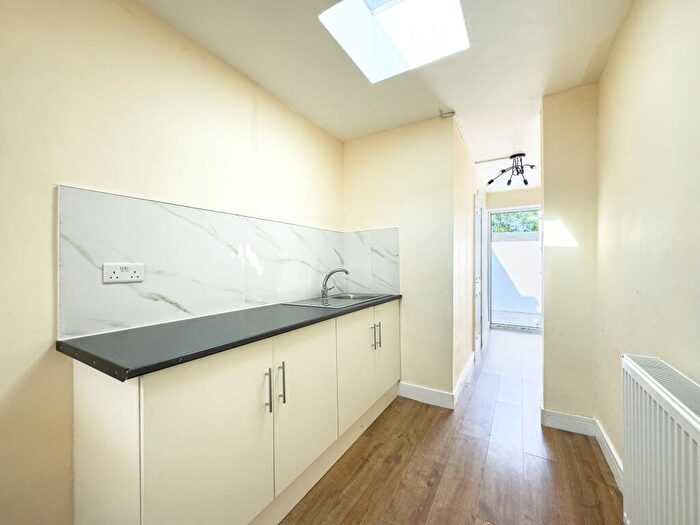 Flat To Rent In Fernside Avenue, London, NW7