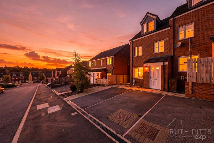 3 Bedroom Town House For Sale In Rhubarb Hill, Wakefield, WF2