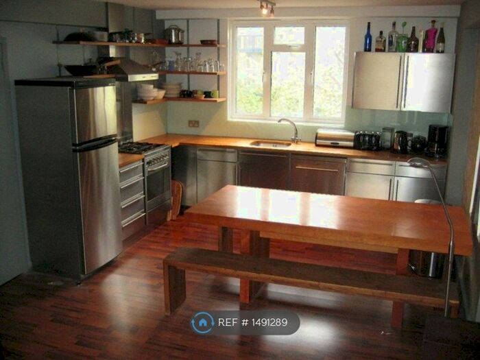 3 Bedroom Flat To Rent In Cotswold Court, London, EC1V