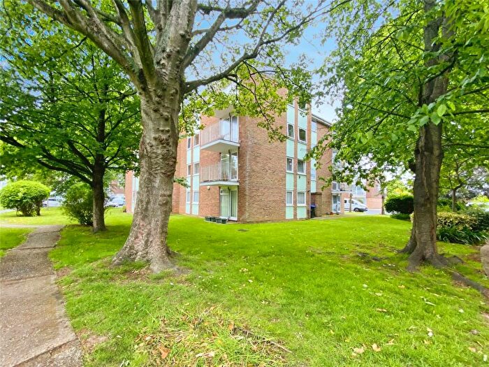 2 Bedroom Apartment For Sale In Dorchester Gardens, Worthing, West Sussex, BN11