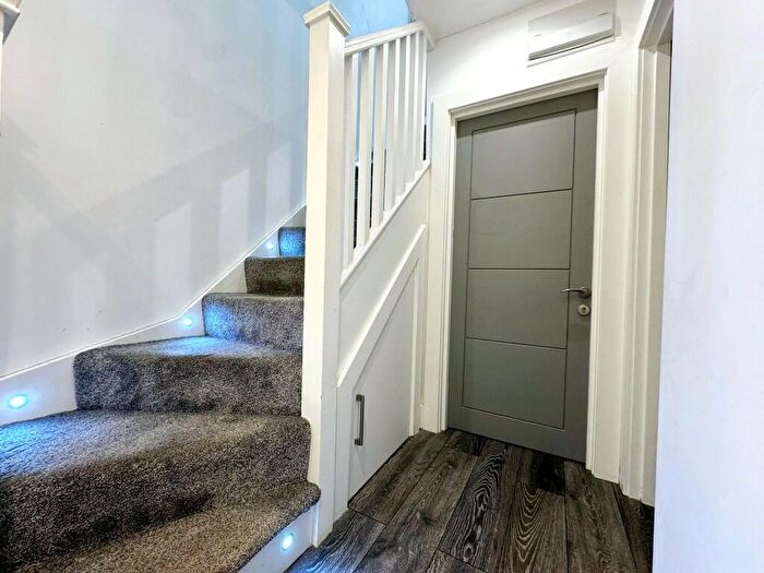3 Bedroom Flat To Rent In Shakespeare Road, London, SE24