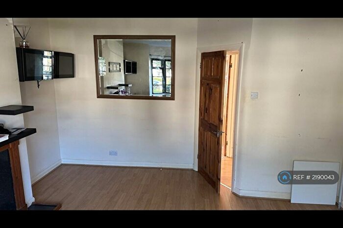 2 Bedroom Flat To Rent In The Lindens, London, N12