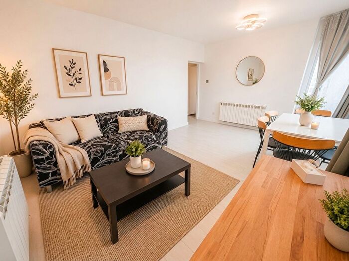 2 Bedroom Flat For Sale In Mount Park Road, London, W5