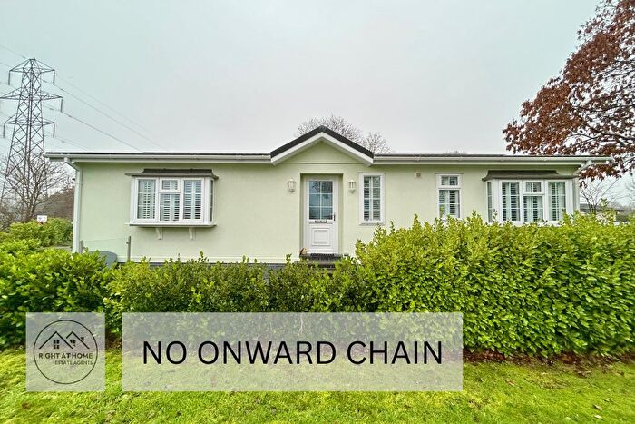 2 Bedroom Park Home For Sale In Riverside Meadow, Topsham, Exeter, EX2