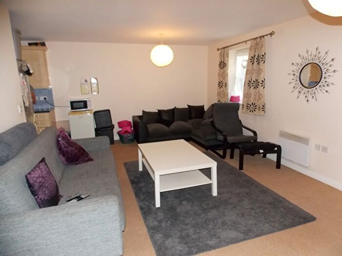 2 Bedroom Flat To Rent In Retreat Way, Essex, IG7