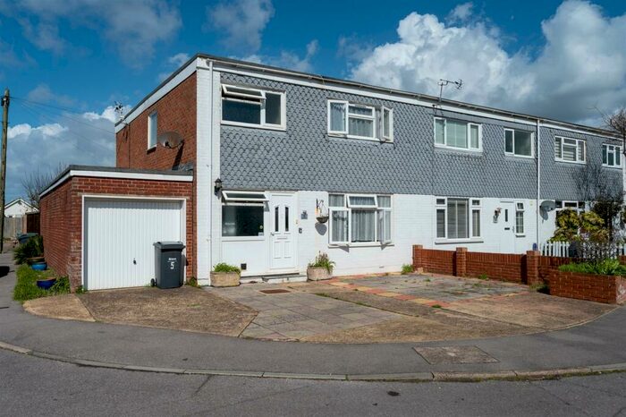 4 Bedroom House To Rent In Meath Close, Hayling Island, PO11