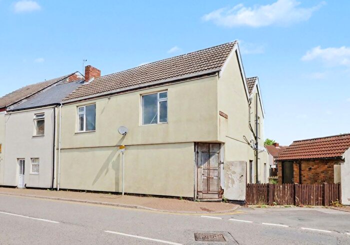 3 Bedroom Flat For Sale In A High Street, Stanton Hill, Nottinghamshire, NG17
