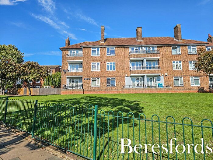 1 Bedroom Flat For Sale In Petersfield Avenue, Romford, RM3