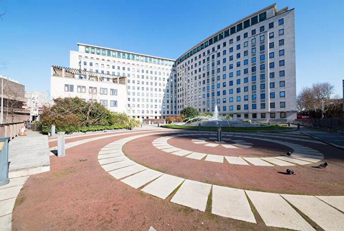 2 Bedroom Flat To Rent In Whitehouse Apartments, Belvedere Road, London, SE1