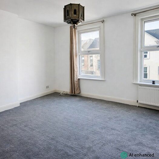 2 Bedroom Flat To Rent In The Triangle, Bournemouth, BH2