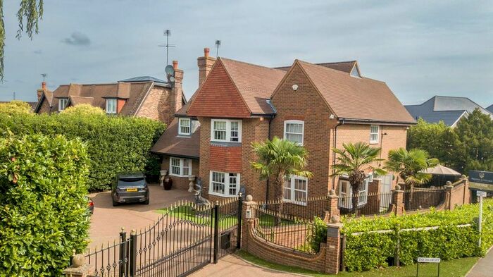 5 Bedroom Detached House To Rent In St. James Road, Goffs Oak, EN7