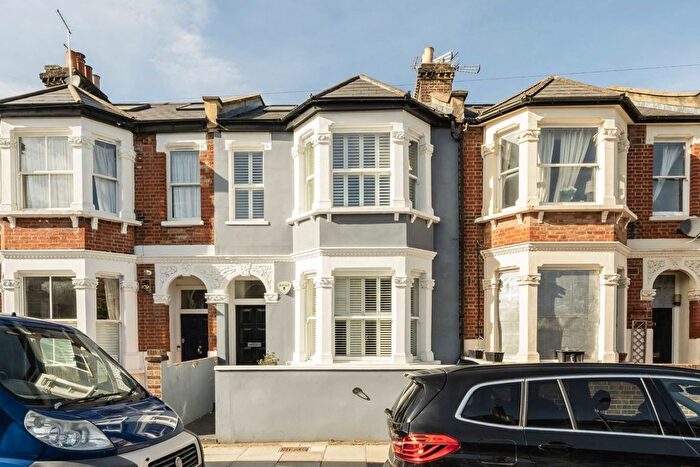 3 Bedroom Flat To Rent In Vespan Road, Shepherds Bush, W12