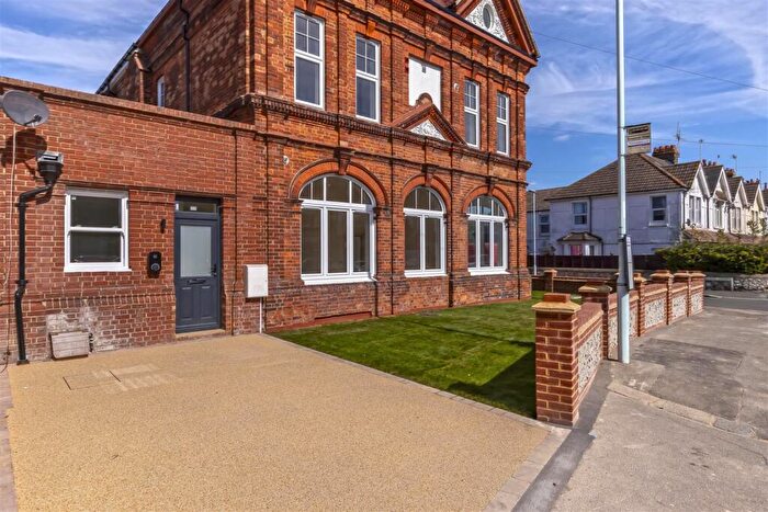 1 Bedroom Flat For Sale In Northcourt Road, Worthing, BN14