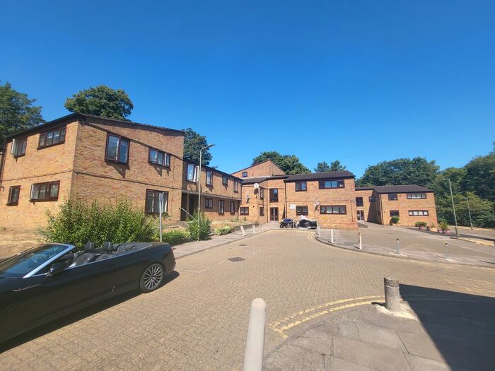 1 Bedroom Flat To Rent In Woodburn Cl, Hendon, NW4