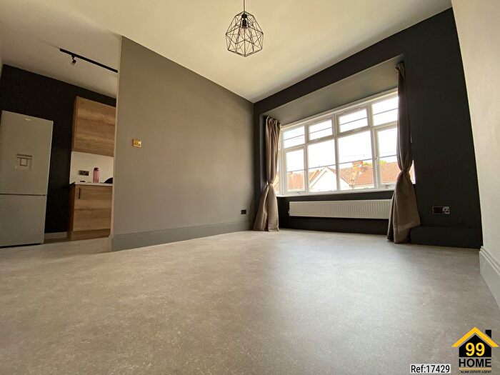2 Bedroom Flat To Rent In Bulstrode Avenue, Hounslow, London, TW3