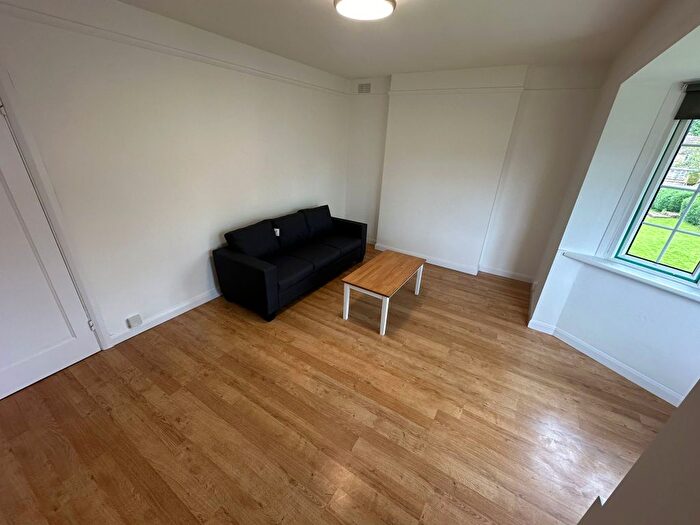 2 Bedroom Flat To Rent In Edgeworth Close, London, NW4