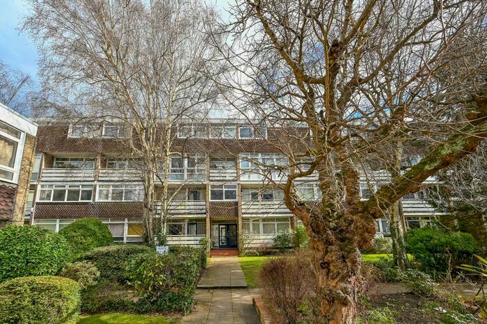2 Bedroom Flat To Rent In Hillview Court, Woking, GU22